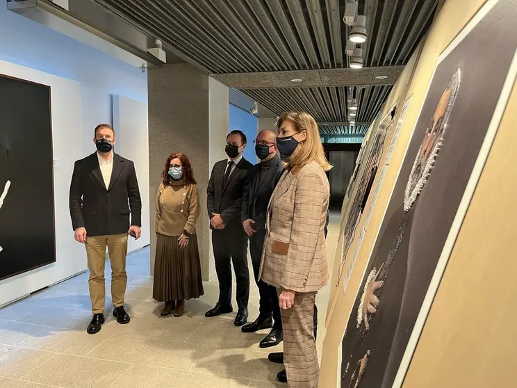 El secretario general de Cultura, Ángel M. Lorenzo, y el delegado territorial de la Xunta en A Coruña, Gonzalo Trenor, participan en la apertura de la exposición promovida por el Museo Nacional del Prado con el apoyo de la Fundación AXA y la colaboración de la ONCE.