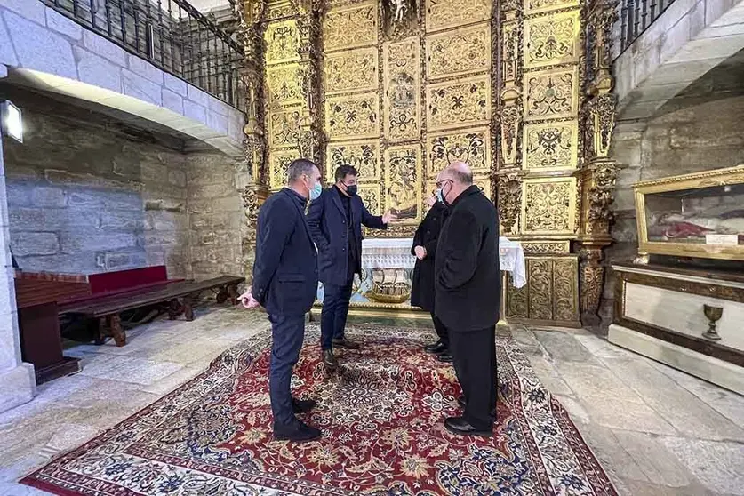 El conselleiro de Cultura visita el templo, en el que el Gobierno autonómico impulsa una serie de actuaciones para su conservación y para divulgar su papel histórico.