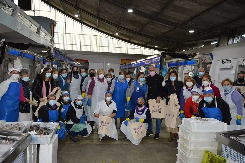 •	A alcaldesa de Mos, Nidia Arévalo, e o alcalde do Porriño, Alejandro Lorenzo, visitaron a Praza de Abastos do Porriño para visibilizar a importante contribución á sociedade de ambos os dous concellos das peixeiras e placeiras.