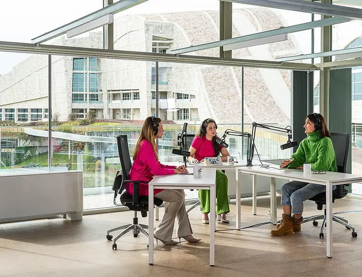 Raquel Seijo, promotora musical responsable de las actuaciones en Galicia de artistas como Björk, Muse o Shakira, y Andrea González, pianista, gestora musical y directora del festival internacional de teclado IKFEM, son las invitadas de la primera entrega.