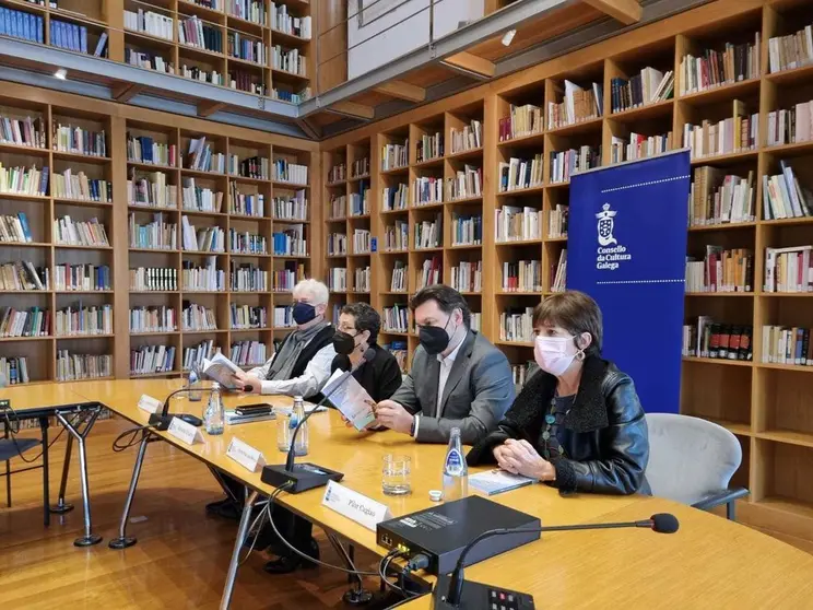  Rosario Álvarez y Antonio Rodríguez Miranda, junto con el director del Archivo de la Emigración Gallega, Xosé Manoel Núñez Seixas, presentaron este nuevo volumen.