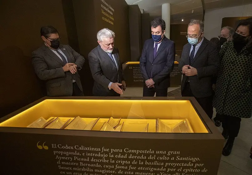 El  conselleiro de Cultura, Educación e Universidade, Román Rodríguez, e o director cultural da Biblioteca Nacional de España, Ángel Martínez Roger, inauguran la exposición 'Xacobeo. As pegadas do Camiño'.