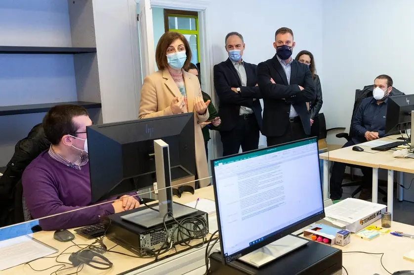 La conselleira de Medio Ambiente, Territorio e Vivenda, Ángeles Vázquez, acompañada por el delegado territorial da Xunta ena Coruña, Gonzalo Trenor, e o director do Instituto Galego da Vivenda e Solo, Heriberto García Porto, visita la nueva Oficina de rehabilitación de vivenda.

