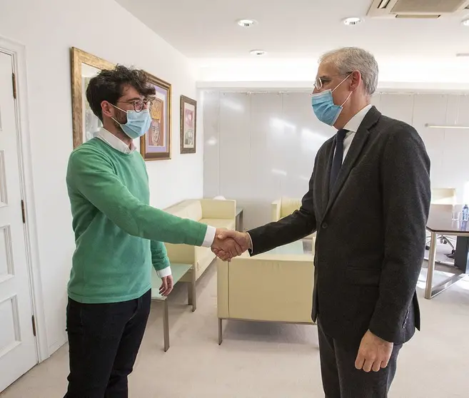 O vicepresidente segundo e conselleiro de Economía, Empresa e Innovación, Francisco Conde, mantén un encuentro con el nuevo gerente del Centro de Supercomputación de Galicia (Cesga), Lois Orosa.