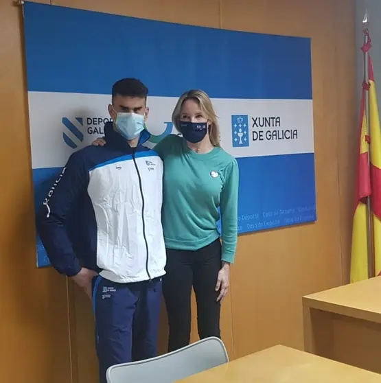 Fernández-Tapias hace entrega a Juan Ferrón de la equipación con la que competirá en el campeonato del mundo de natación adaptada.
