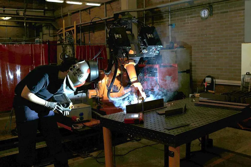 AIMEN, además de liderar el proyecto, se centrará en el uso de robots industriales en espacio compartido con operarios y en la aplicación de robots móviles en tareas de fabricación.