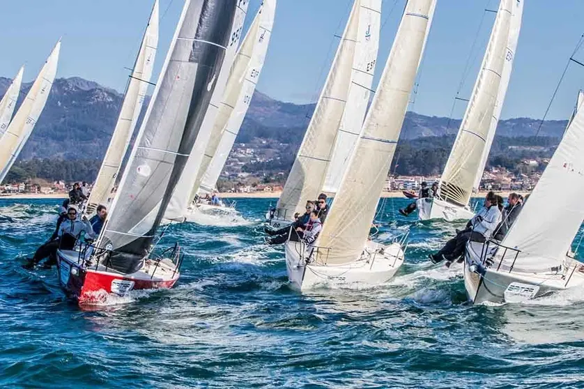 Una veintena de J80 se disputan la Liga de Invierno Baitra. © ROSANA CALVO. 