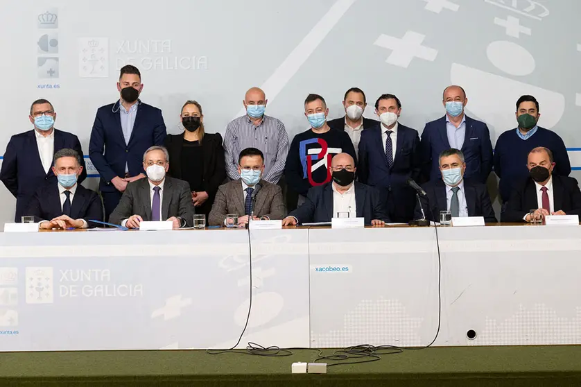 El conselleiro do Medio Rural, José González, acompañado do director xeral de Gandaría, Agricultura e Industrias Agroalimentarias, José Balseiros, presidió la firma de un protocolo pionero de entendimiento entre la cadena de valor do sector cárnico  y la indicación geográfica protegida Ternera Gallega para la protección de las explotaciones de vacuno de carne gallegas y dignificación de sus rentas.