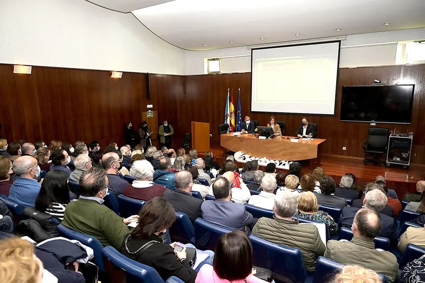 A conselleira de Medio Ambiente, Territorio e Vivenda, Ángeles Vázquez, acompañada do delegado territorial da Xunta na cidade, Gonzalo Trenor, e do director xeral do IGVS, Heriberto García.