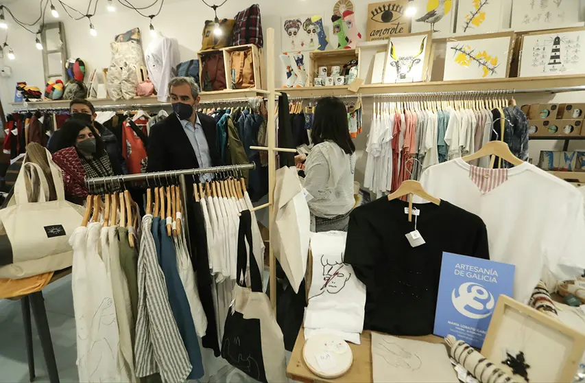 El director general de Comercio y Consumo, Manuel Heredia, visitó en Santiago el espacio de Creativas Gallegas.