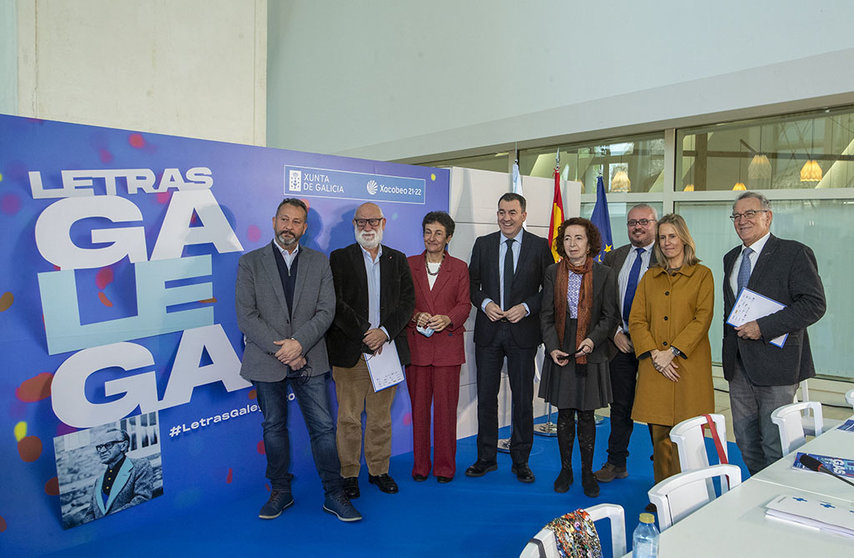 O conselleiro de Cultura, Educación e Universidade participa na presentación das actividades xunto ao presidente da Real Academia Galega e familiares do homenaxeado.