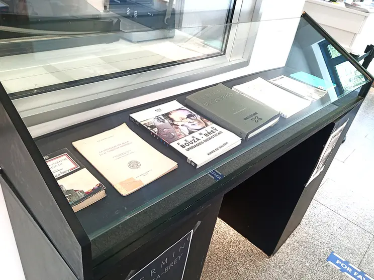 Para rememorar a súa figura, a biblioteca municipal terá á disposición do público unha vitrina de exposicións na que usuarios e usuarias poderán ver algún dos libros.