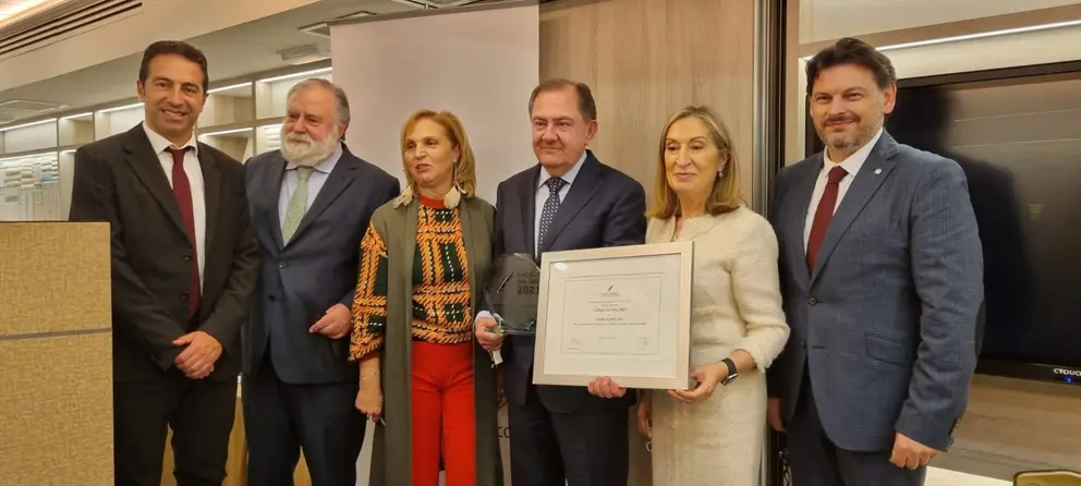 Rodríguez Miranda, el vicepresidente de la Fundación Sargadelos, Alberto Leiro, la vicepresidenta segunda del Congreso de los Diputados, Ana Pastor, así como la presidenta del Club de Periodistas Gallegos en Madrid, Pilar Falcón, el director general del grupo El Progreso, José de Cora Paradela y el alcalde de Cervo, Alfonso Villares.