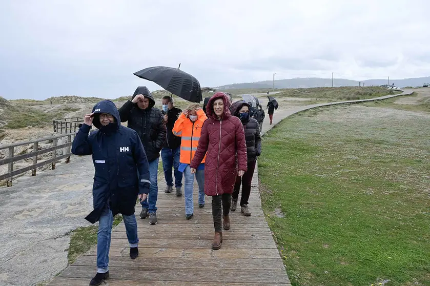 Ángeles Vázquez explica que la actuación ejecutada, con una inversión de más de 36.000 €, permitió recuperar plenamente la conexión entre la laguna interior y el mar.