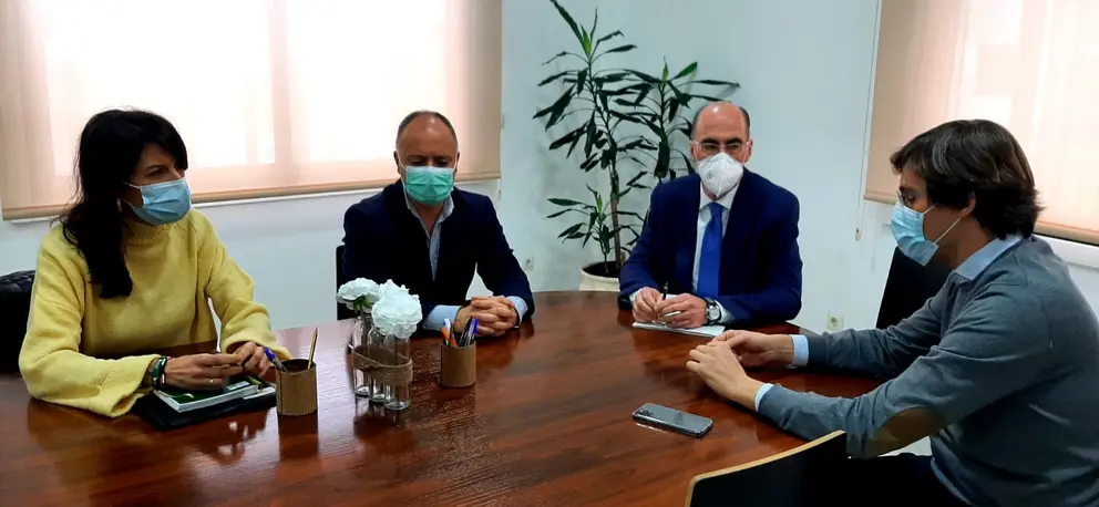 La jefa del área provincial del Instituto Galego da Vivenda e Solo en Pontevedra firmó esta mañana las escrituras junto a los representantes de las dos empresas adjudicatarias.