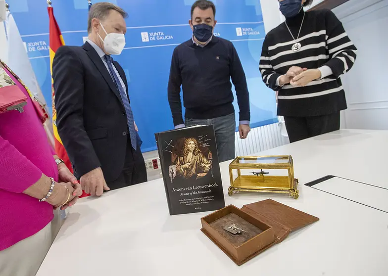   O conselleiro de Cultura, Educación e Universidade, Román Rodríguez, recibe a Ángel Tomás Camacho, propietario do microscopio naturalista de Antony Van Leeuwenhoek, declarado recentemente Ben de Interese Cultural (BIC) pola Xunta de Galicia.