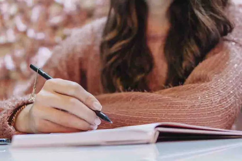 Na categoría A, de 14 a 19 anos, foron galardoados os traballos ‘A flor baixo a neve’, da ourensá Carmen Fernández Margusino, ‘Amor Contraditorio’ e Desde ‘Vilamor ata Fisterra’.