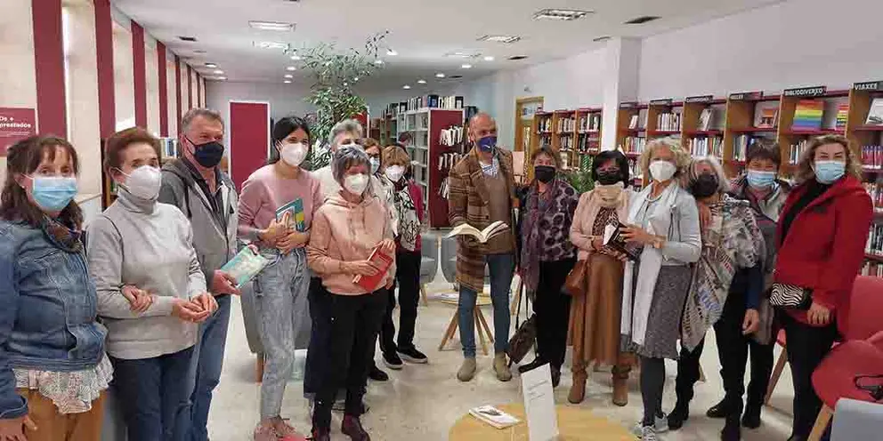 O club de lectura da Biblioteca celebra de maneira conxunta o Día do Libro e o Día das Letras Galegas.