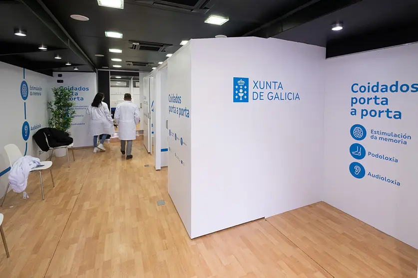 Os autobuses despregados pola Xunta de Galicia polas catro provincias ofrecen servizos de podoloxía, audioloxía e estimulación da memoria para as persoas maiores.