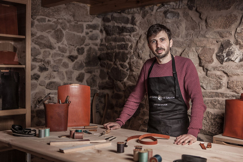 Profesionales gallegos especializados en la cerámica, en la madera, en el cuero, en la iluminación, en el textil y en la elaboración de zocos se encuentran entre las recomendaciones de esta guía.
