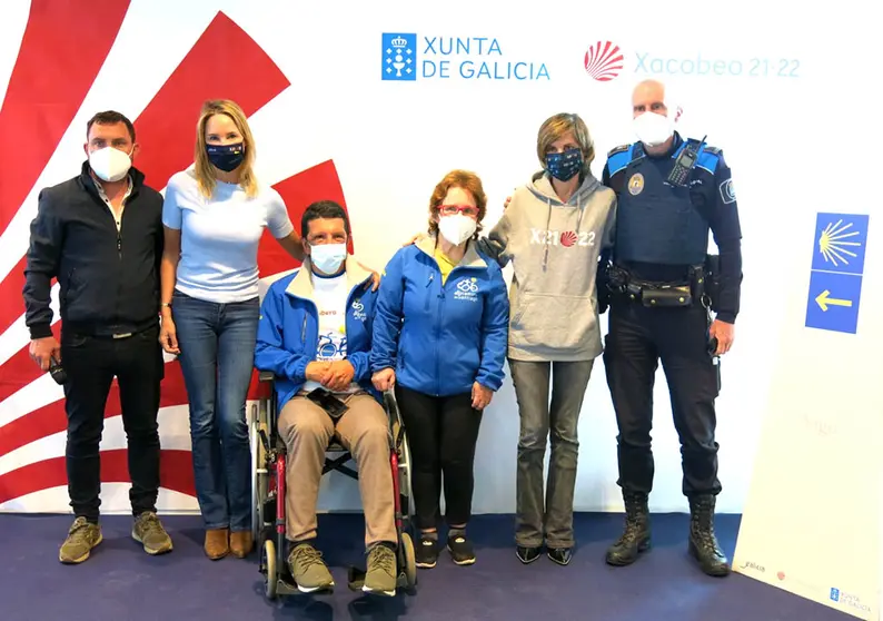 La delegada de la Xunta, Marta Fernández-Tapias, la directora de Turismo de Galicia, Nava Castro, el productor Ruben Ríos, el presidente de Discamino, Javier Pitillas, y dos de los protagonistas de la cinta, David Gil y Paula.