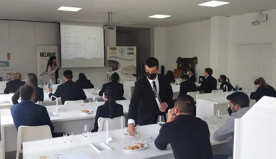 La formación fue dirigida por la vocal del Consejo Regulador y enóloga Sonia Otero junto con Alberto Rodríguez, presidente de la Asociación de Repostería Tradicional de Melide.