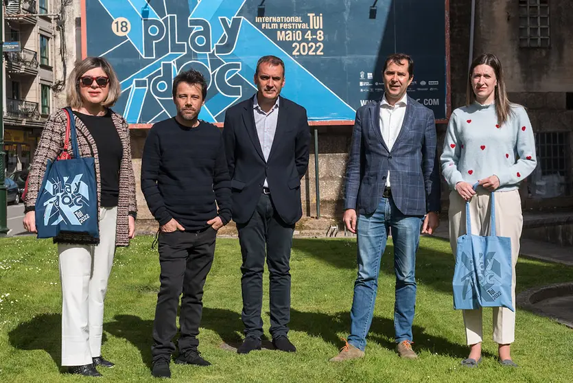 En la foto de izquierda a derecha: Sonsoles Vicente (concejala de cultura), Ángel Sánchez (director ejecutivo del festival), Enrique Cabaleiro (Alcalde de Tui), Jacobo Sutil (director del Agadic) y María Victoria Alonso (diputada de cultura).