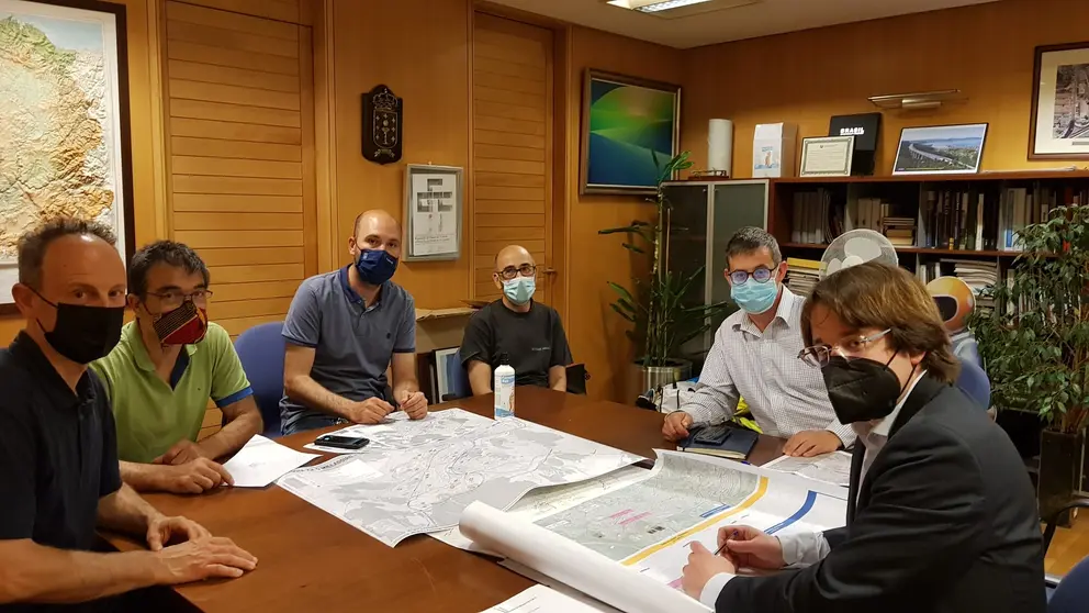 El director de la Agencia Gallega de Infraestructuras, Francisco Menéndez, le detalló a los representantes del colectivo la propuesta autonómica.