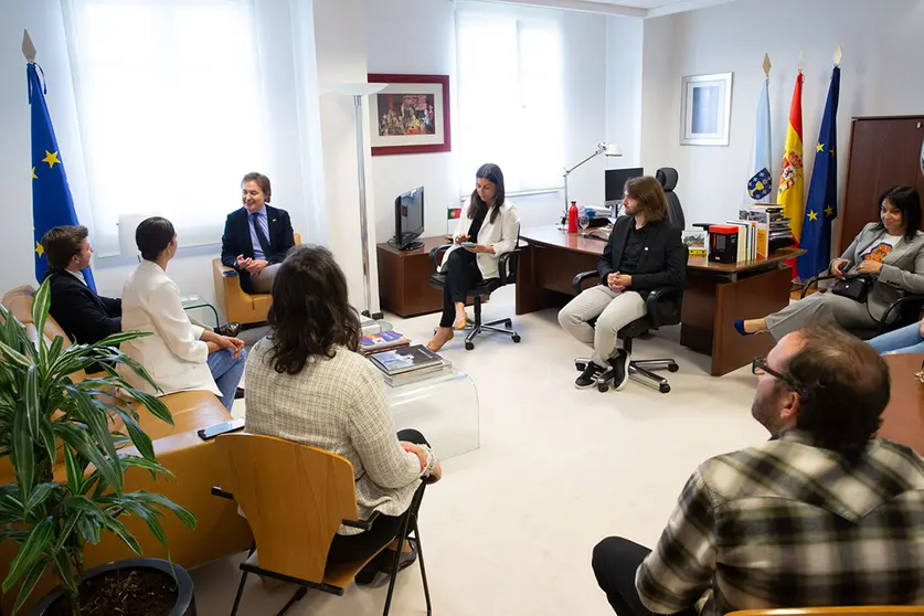 11,00 h.-          O director xeral de Relacións Exteriores e coa UE, Jesús Gamallo, recibirá a un grupo de mozos e mozas do Conselho Municipal da Juventude do municipio de Ponte da Barca, no marco dos actos de celebración do Día de Europa.  

foto xoán crespo
