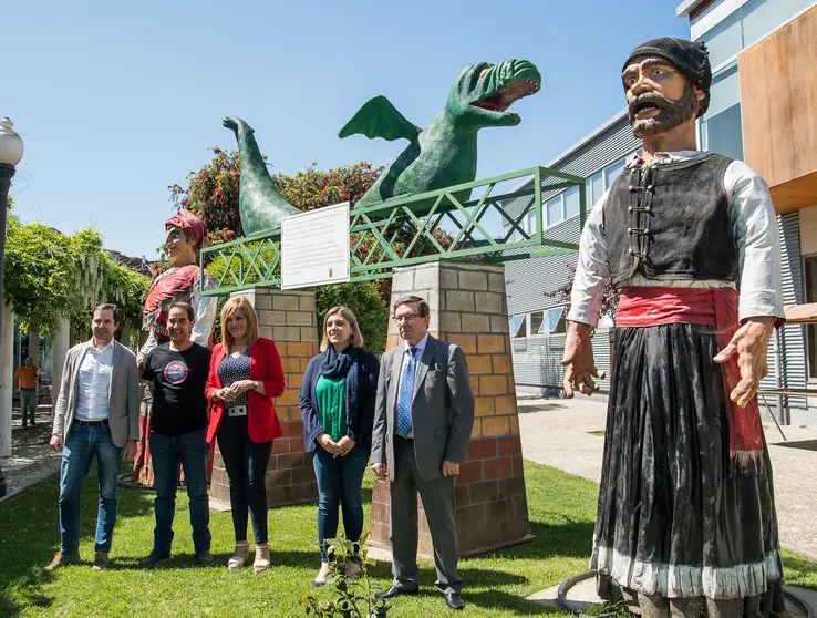 O director de Industrias Culturais da Xunta, Jacobo Sutil, participa na presentación do programa que se desenvolverá do 12 ao 17 de maio no Multiusos da Xunqueira e nas prazas e rúas da localidade pontevedresa.