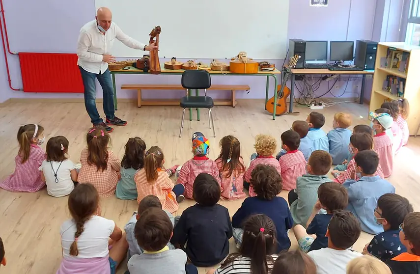 Pancho Álvarez está a ofrecer concertos didácticos para o alumnado tudense.