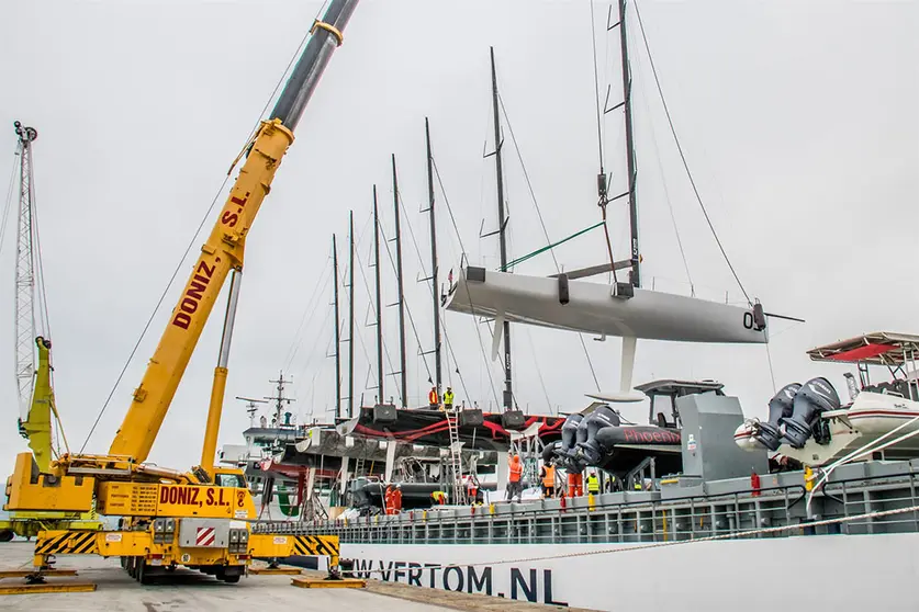 Operación de descarga de los TP52 en el puerto de Vigo. ©  ROSANA CALVO.