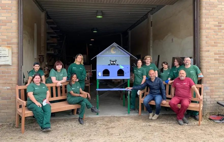Alumnos do Obradoiro Carpinteria mostran a primeira casiña fabricada para os felinos.