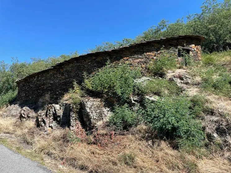 Este proxecto, que se desenvolverá entre o 23 de maio e o 3 de xuño, abordará a pegada da ruta xacobea na contorna do municipio de Quiroga cunha proposta artística da artista Lucía Loren, onde as alvarizas se interpretan como vestixios do patrimonio material e inmaterial.