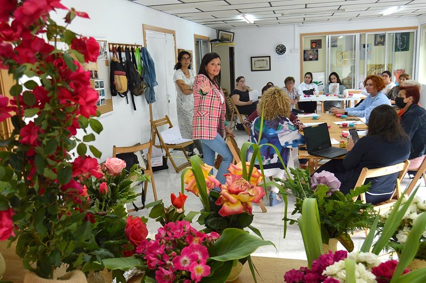 . A alcaldesa de Mos, Nidia Arévalo, achegouse para coñecer de primeira man as técnicas de fabricación de xabóns artesanais coa flor emblema do escudo municipal.