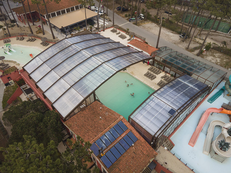 La santiaguesa Pipor diseñó e instaló la estructura sobre una gran piscina en un glamping de la localidad lusa de Nazaré.