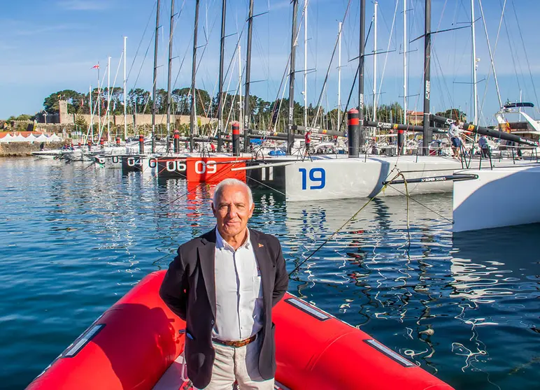 El presidente del Monte Real Club de Yates de Baiona, José Luis Álvarez, junto a los TP52 . ©  ROSANA CALVO.
