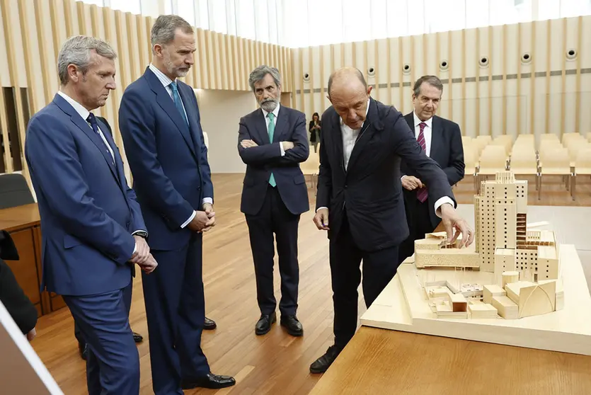 Explicación técnica del arquitecto del edificio, Alfonso Penela, sobre una maqueta y paneles de las obras realizadas en el edificio. © CASA DE SM EL REY..