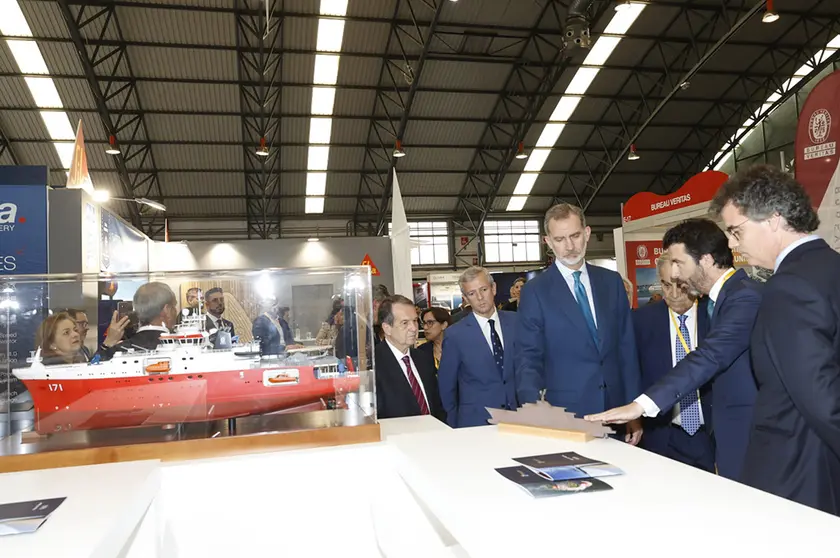 El Rey recorre la Feria Internacional de la Industria Naval. © CASA DE SM EL REY.