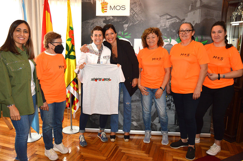 Verónica Romero e varias voluntarias de Mos Axuda achegáronse ata o Concello para presentar a iniciativa solidaria xunto coa alcaldesa mosense, Nidia Arévalo, e a concelleira de Política Social, Sara Cebreiro.