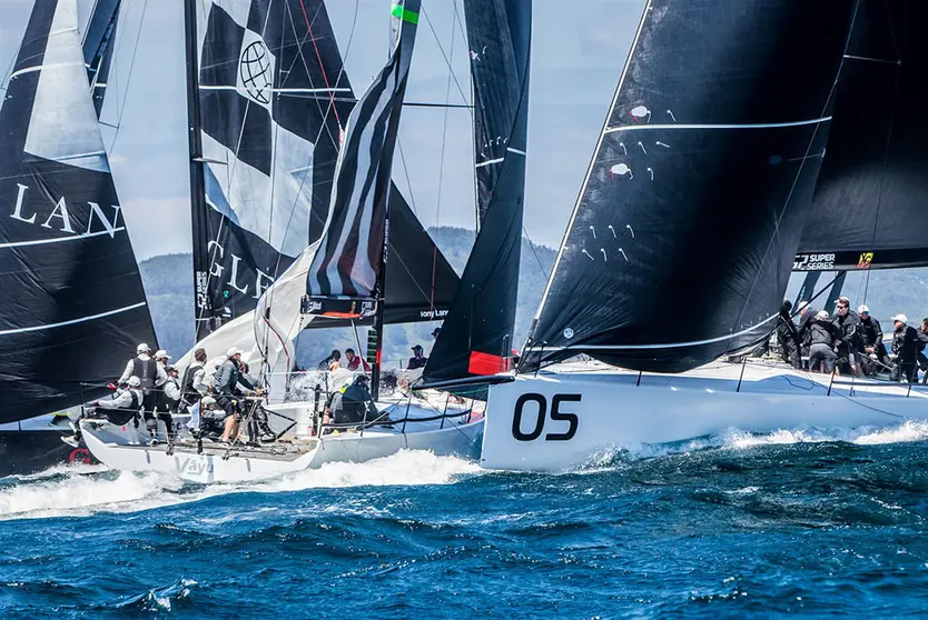 El momento más polémico de la jornada con maniobras ajustadísimas a gran proximidad - Foto ©  Rosana Calvo