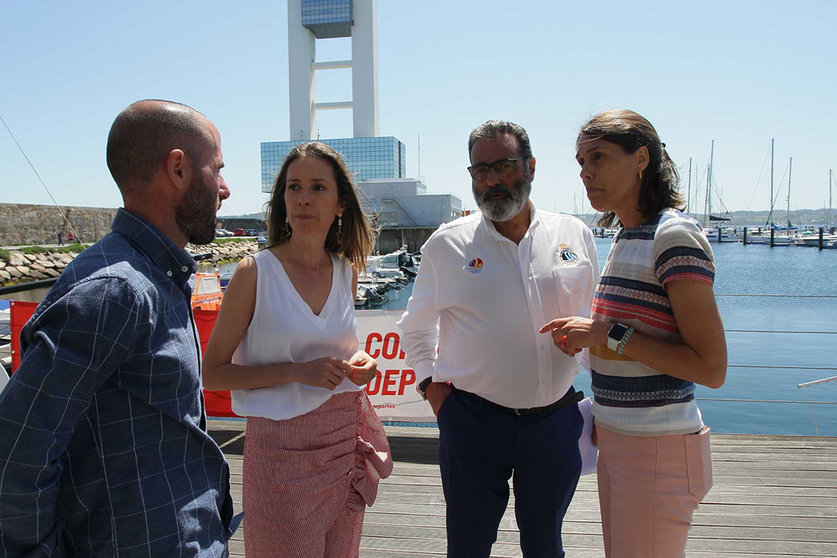 El Jefe de Regatas de Marina Coruña explicando la competición a Mónica Martínez. PEDRO SEOANE.