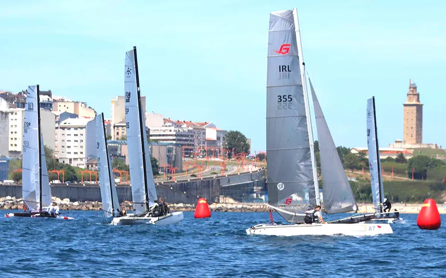 2022-05-27 Los F18 iniciando su primera manga al pie de la Torre de Hércules (Foto Pedro Seoane)