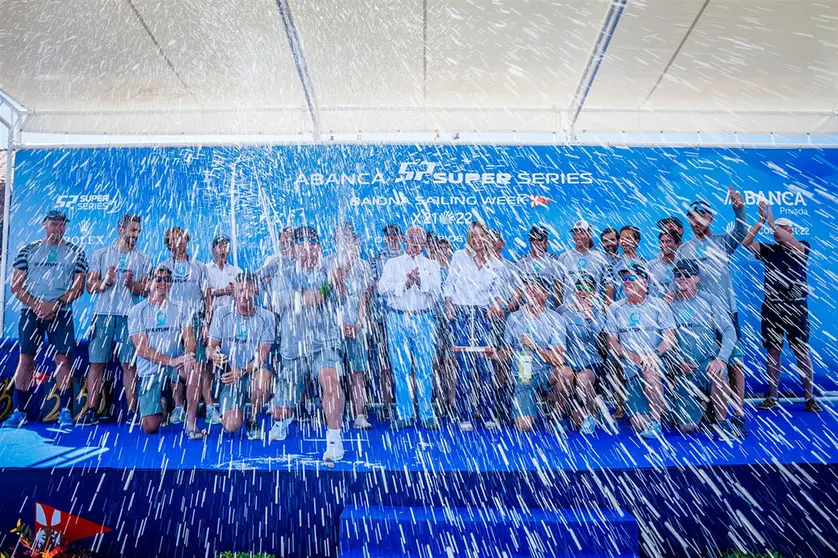 Lluvia de champán para celebrar la victoria - Foto Nico Martínez