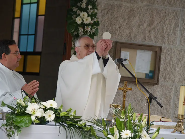D. Bienvenido celebrando un 13 de mayo de 2009, en la capilla de Nuestra Señora de Fátima en O Casal, Salvaterra.