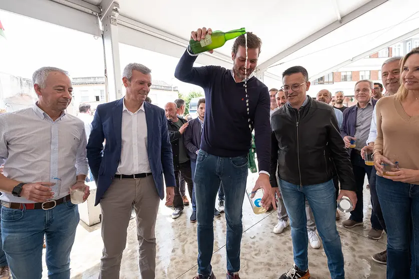 El presidente de la Xunta, Alfonso Rueda, acompañado del consejero de Medio Rural, José González, visita la IX Feria de la Sidra, na Estrada. ARCHIVO.