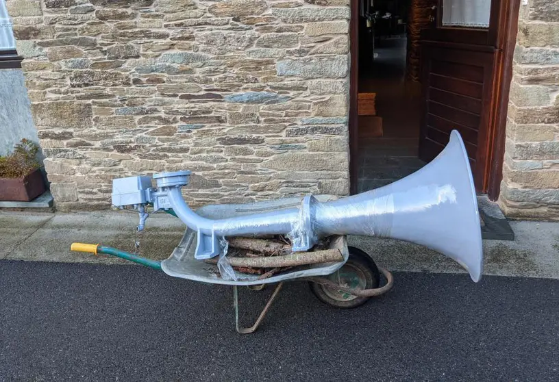 En Dislocación Berio Molina (A Fonsagrada, Lugo, 1979) propón un exercicio de toma de posesión do museo.
