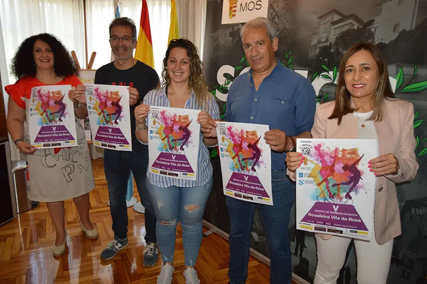 A presidenta do Club Rosaleira, Andrea Conde Rodríguez, o coordinador de deporte escolar en Vigo, José Manuel Freire Piñeiro, o concelleiro de Deportes de Mos, José Areal, e as tamén edís mosenses, Sara Cebreiro e Julia Loureiro.