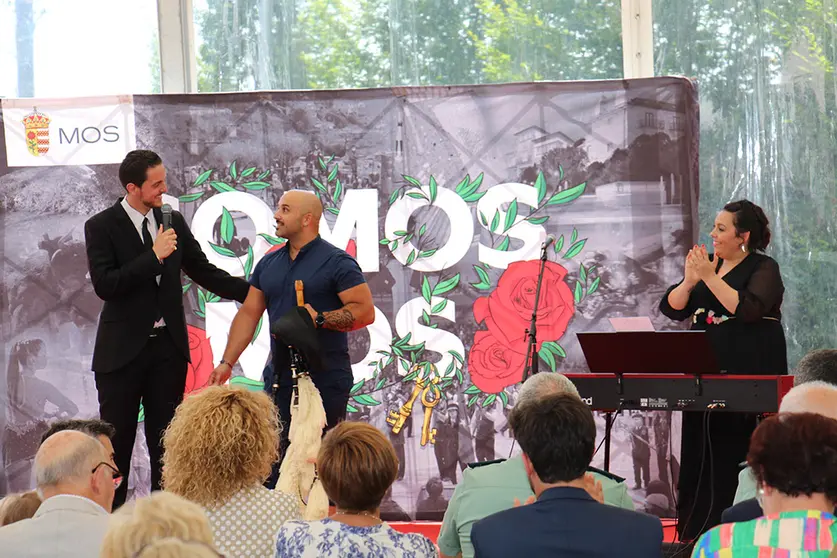 Solemne acto de presentación da letra do Himno Municipal, Alborada Camiño da Rosa, composta por Xulio Lorenzo. A devandita letra é autoría de Antonio Barros e Ialma, gañadores do concurso para escribila.