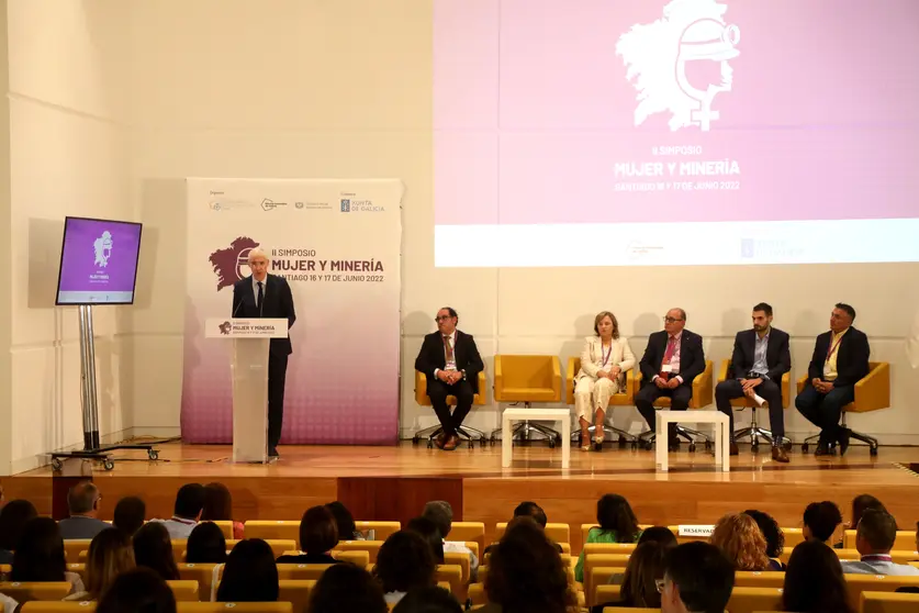El vicepresidente primero y conselleiro de Economía, Industria e Innovación, Francisco Conde, intervino hoy en el II Simposio Mujer y Minería, organizado por el Colegio Oficial de Ingenieros Técnicos de Minas y Energía de Galicia y la Cámara Oficial Minera.